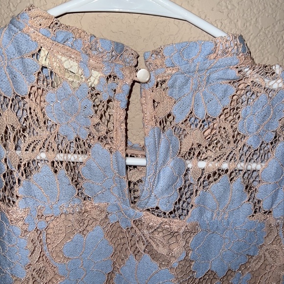 Sleeveless flowy top with lace/flower print NWOT - Picture 4 of 4